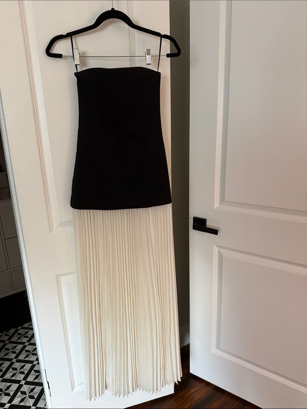 Black and White Two-Tone Bodice Structured Gown - Picture 6 of 9